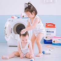 姐弟，骗你们生二胎。哈哈 太喜欢这姐弟照啦！ 两宝贝表现超级棒，就是弟弟可怜了啦。