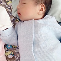 疼了两夜一天 早上7点半上产床 10点51分 人工破水 轻微撕裂 侧切缝了6针 里面缝了一针 生下我的宝贝 听...