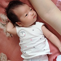 孩子最近总是吐，吐的都跟豆腐花一样，吐了还要吃天天吃个没完总觉得，不吃就哭就闹浑身乱动，四肢不停...