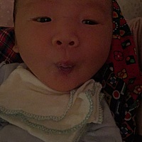 宝宝快半个月了不愿意吃母乳怎么办，天天用吸奶器吸了给他喝，感觉好麻烦。