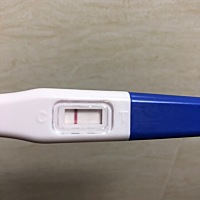 好像来大姨妈了，早上测出看着感觉老是觉得有条很浅的印子呢