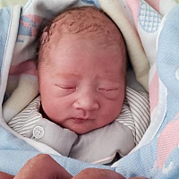 我的宝宝9.5出生，已经两天了，顺产男宝，体重不到5斤，不过宝贝很健康。还在保温箱，很想他。😓😓