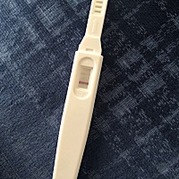 月经推迟五天，今早测早早孕是很浅的一条线，这是怀孕了吗？现在去医院能测出来吗？