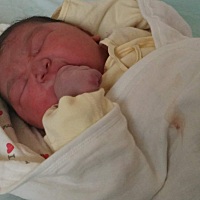 现在看才生下来时的照片，真是太搞笑了，我怎么能生这么胖个娃，😄，饿的拳头都要塞进嘴里了，