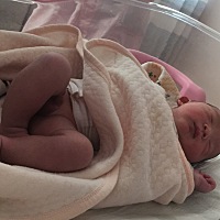 凌晨十二点见红，宫缩不规律，不是很疼，到医院待产，因为羊水少上午九点医生让我去挂催产素，刚挂了一...