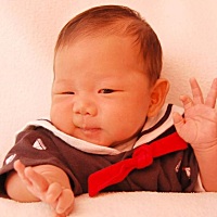 新生儿黄疸高有什么危害 　　由于新生儿胆红素产生过多、肝脏功能不成熟、肠肝循环而导致胆红素浓度增高...