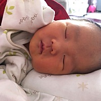 宝宝一边脸大，一边脸小。哪位宝妈知道现在该睡哪一边呢？