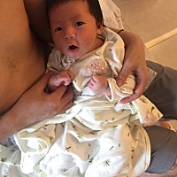 宝宝快满月了，女宝，顺产8斤，缝了4针，今天准备要老公给我下面上药，却发现有一个线头没有拆干净，伤...