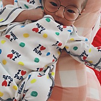 宝宝出生17天了，还在月子期间，有过失落，有过争吵，生过气，流过泪。记得宝宝刚出生的时候，不太会抱...