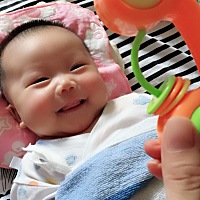 宝宝两个多月了，湿疹终于退掉了，脸上摸着光滑柔软了，