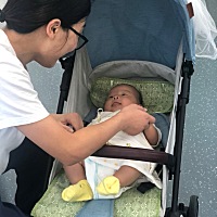 48天带他坐地铁特别开心，以为他会害怕，多虑了，小朋友还是得多带出来玩一玩！！！