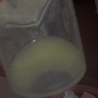 宝宝出生都第三天了，还是没奶喂宝宝，出来的都跟清水一样，挤又挤不出来一点，不挤又使命掉，衣服都湿...