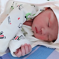 9月7号成功顺产卸货女宝一枚，看到她的那一刻，感觉所有的疼痛都是值得的，老公也是爱得不得了，换尿布...