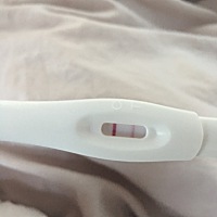 今早测得两条杠，去药店又买来一个验孕棒测得也是两道杠。上个月4号来的月经，所以现在有必要去医院做检...