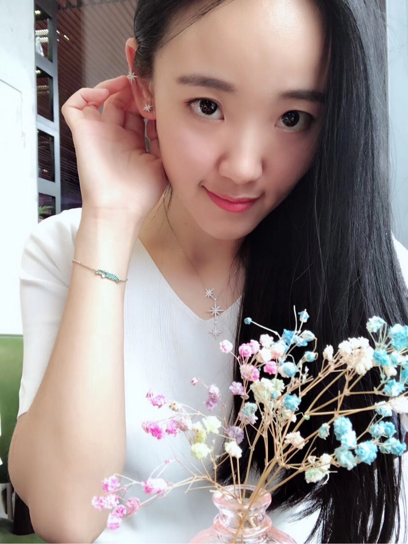 朋友秀的apm耳环和小鳄鱼手链