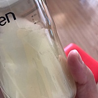 各位宝妈们，挤出来的母乳放保鲜6个小时，然后用60度左右的水加热奶后，奶瓶壁上有一些白色的絮状物，请...