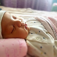 自从宝宝从医院照了蓝光回来 睡觉就不踏实 放下去就醒 而且白天还不爱睡觉了 咋回事啊？