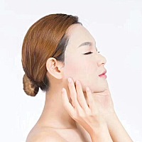 肌肤出油长痘，注重夜间护理 最近天气渐渐变热了，新陈代谢快，油脂分泌旺盛。早上起床脸油油，小疙瘩小...