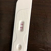 上个月8号来的月经，才迟了两三天，今早验了一下已经这么深颜色了。这正常吗？？