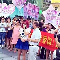 🍀【这事儿你咋看？】 这位六十岁大叔 向90后求婚，一颗钻戒55万，送了奔驰两辆，lv乱七八糟的一大堆...