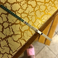各位宝妈，上个月11号来大姨妈（一般都提早），今天11号我早孕试纸测了一下，如图，下面很淡的一条，请...