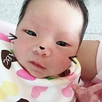 不知不觉生下你已有十天，奶奶爷爷爸爸疼得跟宝宝似的，一起床就抱，搞到现在一醒就要抱，难受啊😂