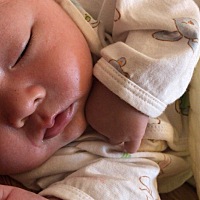 宝宝睡觉都喜欢撑着下巴嘛总做些怪动作