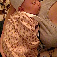 吃了不睡的小家伙 我还要起来框幺儿睡觉 看他们都睡得好香 这就是当妈的代价 老公一个月回来一次 也不体...