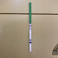 有经验的孕妈们，可以帮忙看下出现这样的两条红扛是否怀孕？为什么检测线的颜色会比第一条的颜色浅呢？