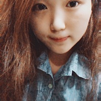 昨天晚上睡觉做梦，梦到了自己在一个很美的地方，一个池塘，上边有观音菩萨的佛像，池塘的后边是个翠绿...