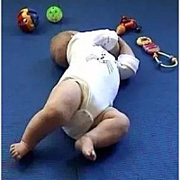 宝宝爱使劲？小手紧握不松？一抱起ta就头后仰？这些是不是宝宝肌张力异常的表现？ 听说肌张力高可能是脑...