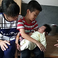 宝贝身上肉肉都不见长，全长在头发上了，出月子理的头发两个月又那么长了😂😂😂😂😂