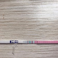 今天是姨妈日。还没来。测了一下排卵试纸。阳性。会不会怀上了😯