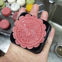 每年中秋都有特别的意义。从大学到结婚再到怀孕每年的中秋月饼都被我承包了，哈哈～就算是怀孕，也...