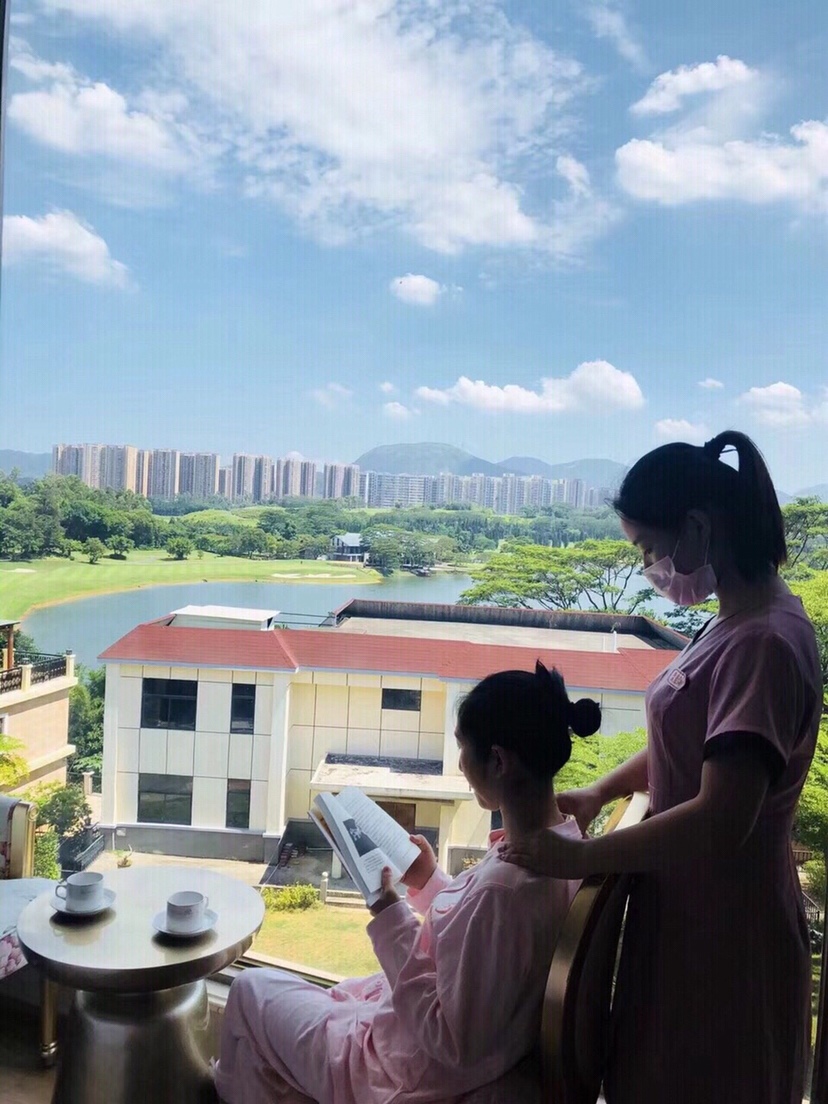 我的理疗师再给我做泥灸 排湿 排寒