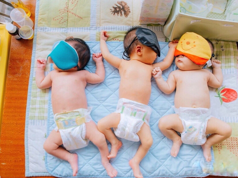 比较肉的那个是我宝宝哦 😉 在晒太阳 去黄疸