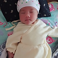 宝宝总是睡着睡着就吓一跳，然后就哭，平时不到特别饿是不会哭的，两只手没有安全感的抓的紧紧的，我好...