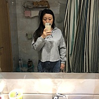 明天满月了，翻箱倒柜就这一套衣服将就能穿，裤子好紧，唉，一定要减肥啊