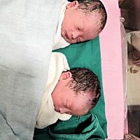 提前破水，抛妇产35+6的早产宝宝，两个都有4.7斤，但是还是送进保温箱，不知道要待几天，宝宝各项指标都...