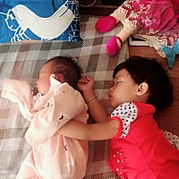 二十几天的小公主和大公主，就你两感情好，把我放一边，妈妈伤心了💔，都来说说大宝和二宝感情好吗，