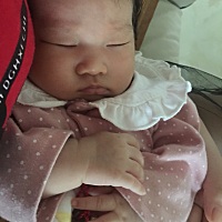 宝宝四十天了睡觉喜欢在怀里睡觉，一放下就闹，睡熟了才能放下去。刚出生宝宝可乖了，不怎么哭闹，除非...