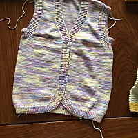 衣服都是宝宝奶奶自己织的，连扣子还没弄上去呢，我觉得很好看呢😄老公居然说不好看😓，没良心...