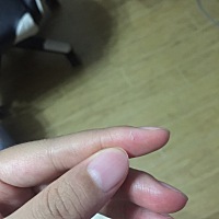 怀孕五个月，发现乳头夹层里会有这种乳白色的东西，就一点点，每次洗澡或者平时脱衣服看见就会想给它扣...