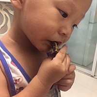 这孩子从小就知道保养