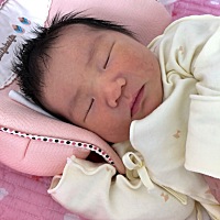 急！！！新生儿三天，鼻梁上有到青筋，是因为脾胃不好吗？我担心是我给奶粉喂的多了，浓稠了是这样的吗...