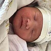 生了宝宝才发现 每个宝宝刚出生都长一个样 都好像啊