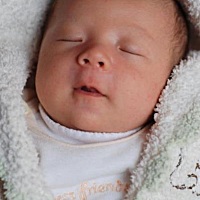 怎样给婴儿去黄疸? 1.多晒晒太阳： 如果发现宝宝的面部偏黄，但是症状不是太严重，这时可以抱宝宝外出晒...