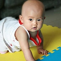 新生儿黄疸的治疗办法： 让宝宝胎便尽早的排出：在早期时我们要尽早给新生儿喂养，让胎便尽早的排出，因...