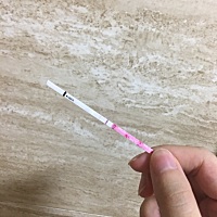 上月月经19号来的，今天验的有两根，一根浅浅的！是怀孕了吗？