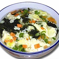 鸡蛋豆腐葱花汤。功效：感冒 健脑益智，适合2岁宝宝 【原料】 鸡蛋、豆腐、葱、植物油、香油、生粉 【做...